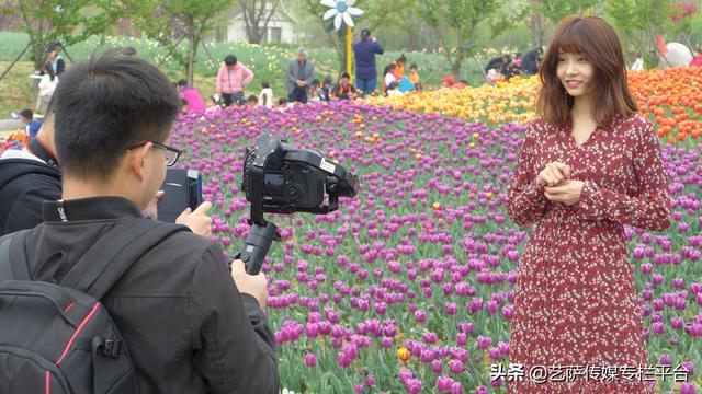 衣服真的隐身了泰安花海，校花爱秀等你来秀