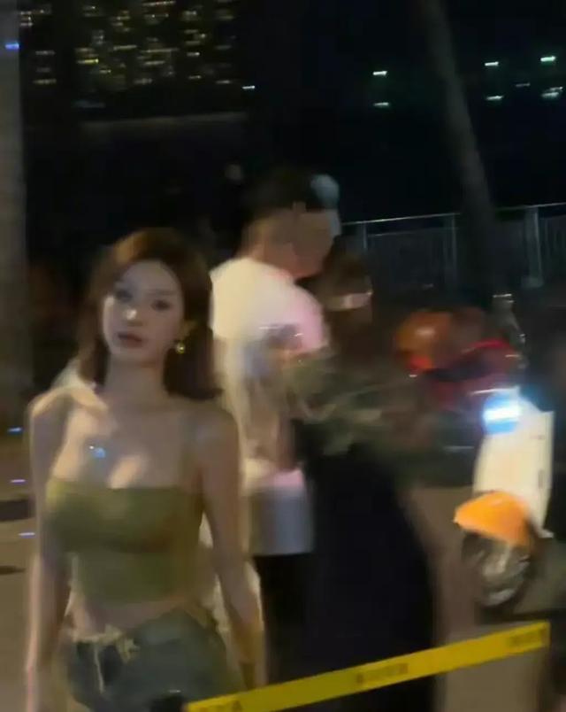 大胆夜行！遇见令人窒息的气质美女，嗨翻整个街区！