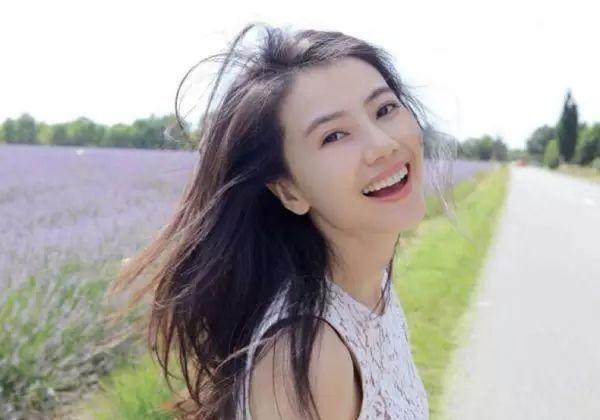 除了beautiful，如何更有逼格地夸妹子长得美？