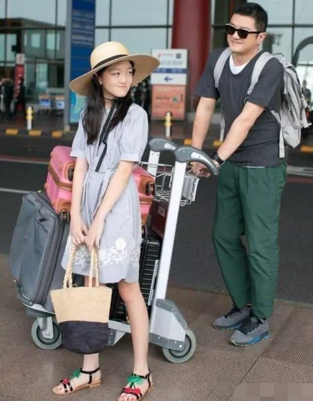 13岁李嫣近照曝光气质满分，吊带露肩性感撩人，越来越像妈妈王菲