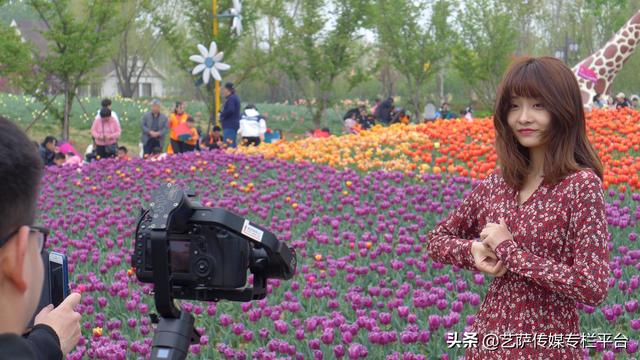 衣服真的隐身了泰安花海，校花爱秀等你来秀