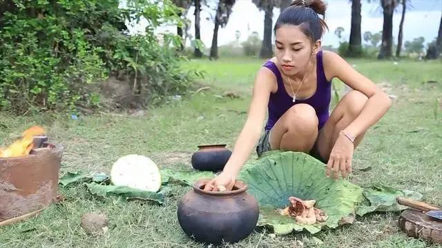 美女拿20斤菠萝蜜炖鸡，看着真馋人，但一个举动让网友觉得好浪费