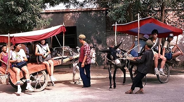 太罕见了!80年新疆照片：卖囊的街头老板，两位漂亮的新疆姐妹花