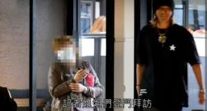 男人吸美女奶头动态图_不忘撩妹？41岁罗志祥主动让女记者摸胸，首次回应多人泳池争议