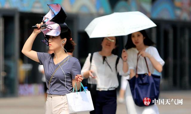 沈阳气温连续多日超30℃ 街头美女清凉出行