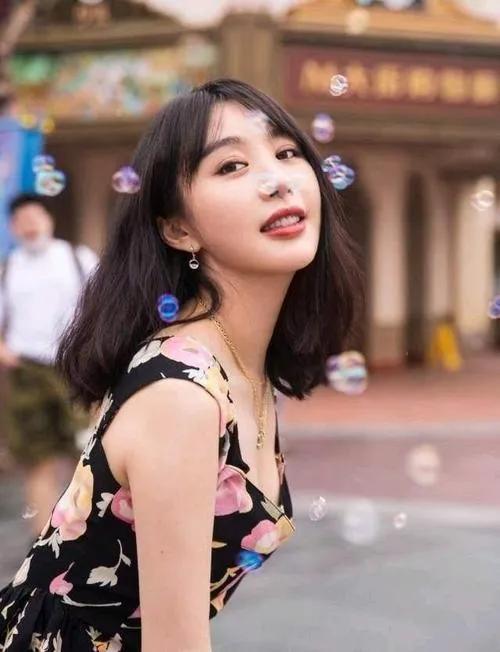 “最美蜜桃臀”李菲儿：凭屁股出名，如今却靠擦边照片博热度！