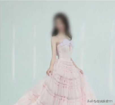 一招画大饼，这个矮胖男人一年睡了13名女模特。模特：他给的太多