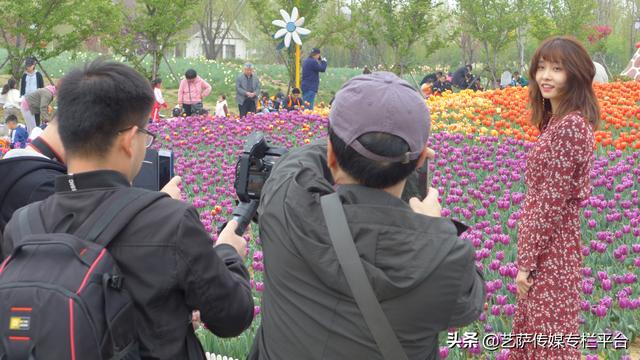 衣服真的隐身了泰安花海，校花爱秀等你来秀