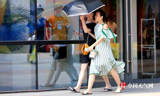 沈阳气温连续多日超30℃ 街头美女清凉出行