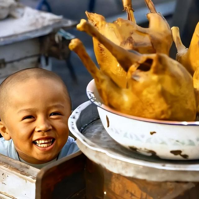 太罕见了!80年新疆照片：卖囊的街头老板，两位漂亮的新疆姐妹花