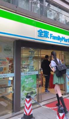 街拍美女蹲下露内_身高1米9女孩进商店得低头，蹲下身子宛如矮个子站立：压迫感十足