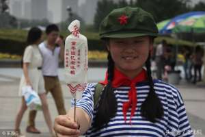 异美女_美女大学生身着异装现街头 上年纪人看到她都涌过去