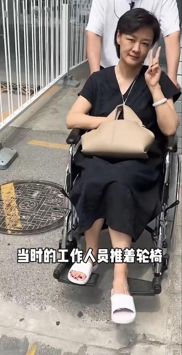 前央视主持突发意外！脚被钢条穿透鲜血直流，素颜躺床上罕露白发