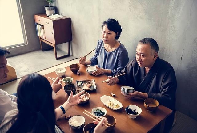 黑人美女远嫁，回娘家哭诉：老公哪都好，有一点他满足不了