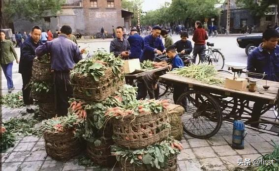 70年代罕见老照片，大爷偷看游泳女孩，上千年历史的黑猪肉