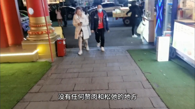 南宁步行街上的美女，身材高挑、气质高雅，身穿时尚衣服和...