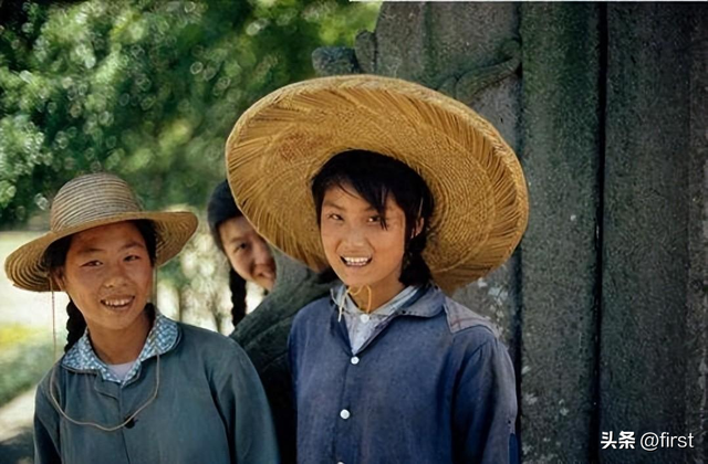 70年代罕见老照片，大爷偷看游泳女孩，上千年历史的黑猪肉