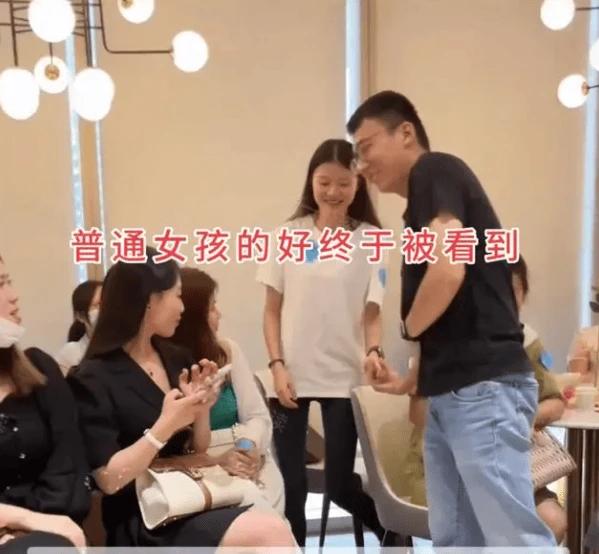 深圳男子相亲，一眼相中25岁素颜女孩，大龄美女没人理：很识货