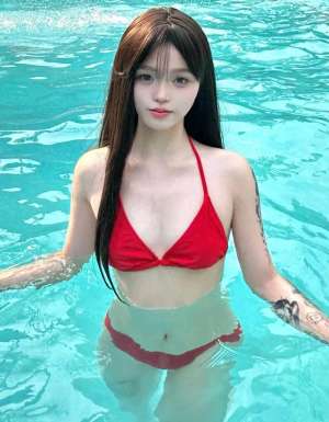 23美女图片_23岁性感美女在泳池拍的写真照