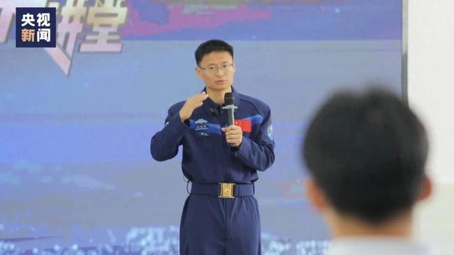 秒变大型“追星现场”！原来是他回母校了