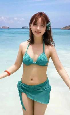 美女搜道_海边性感美女绿色泳衣写真惹火全场