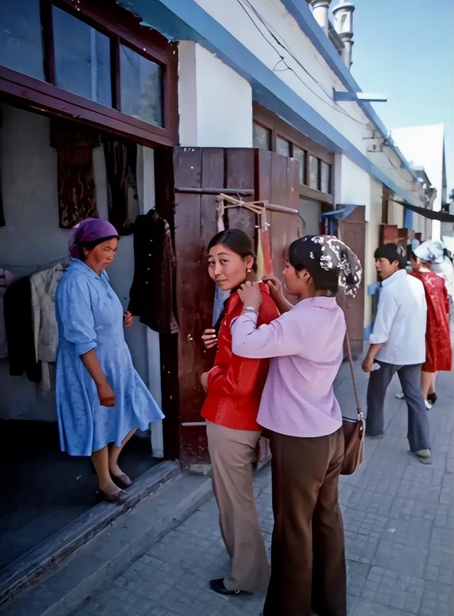 太罕见了!80年新疆照片：卖囊的街头老板，两位漂亮的新疆姐妹花