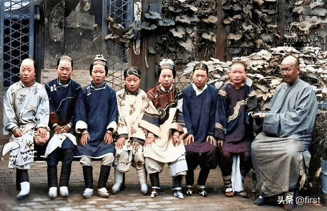 70年代罕见老照片，大爷偷看游泳女孩，上千年历史的黑猪肉