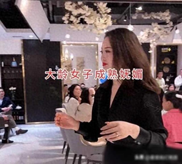 婚恋活动上，36岁美女大方表白23岁小鲜肉，网友：更像一对母