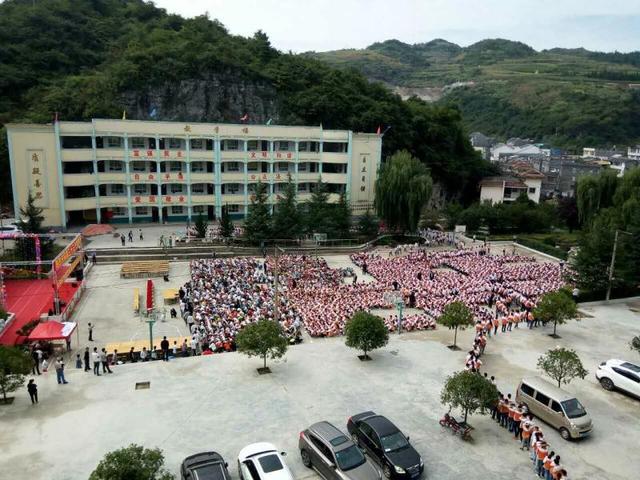 镇雄县大湾中学防震应急疏散演练