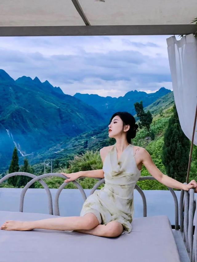 自然的美景，与美女的美色，交相辉映