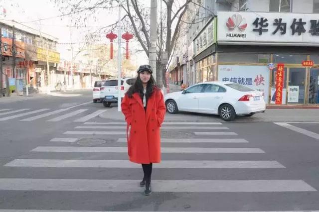 滦平街拍：红红火火过大年的红衣美女