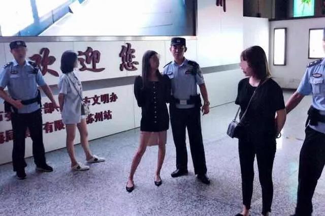 3名少女挤在高铁卫生间久久不出，发出奇怪声响，见到……