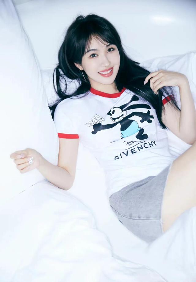 “最美蜜桃臀”李菲儿：凭屁股出名，如今却靠擦边照片博热度！