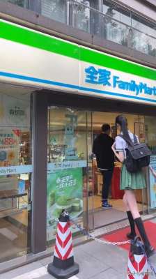 街拍美女蹲下露内 贴吧_身高1米9女孩进商店得低头，蹲下身子宛如矮个子站立：压迫感十足