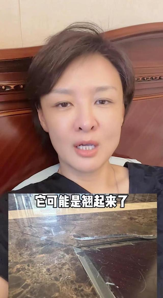 前央视主持突发意外！脚被钢条穿透鲜血直流，素颜躺床上罕露白发