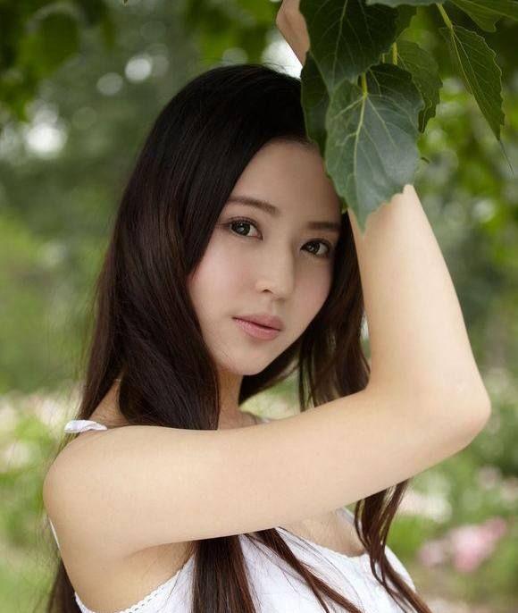 清纯小美女甜美写真，肌肤粉嫩粉嫩的，眼睛圆圆，笑容迷人