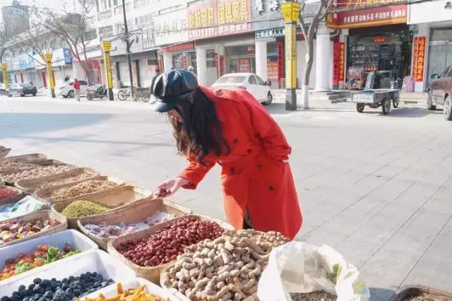 滦平街拍：红红火火过大年的红衣美女