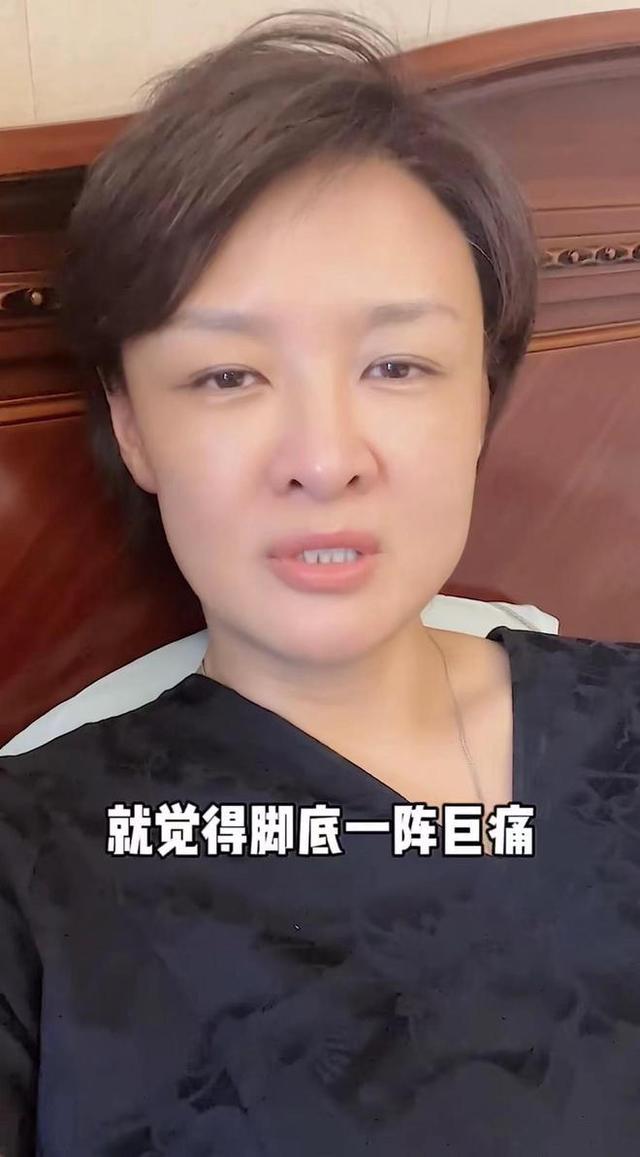 前央视主持突发意外！脚被钢条穿透鲜血直流，素颜躺床上罕露白发