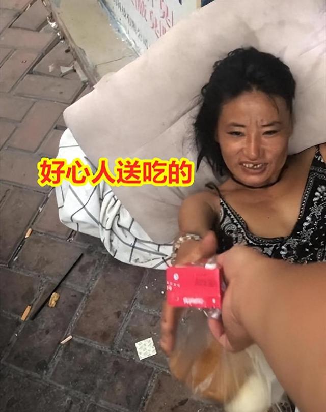 流浪女睡在街头，一夹烟立马来精神：曾是领班，手下跟20多个小妹