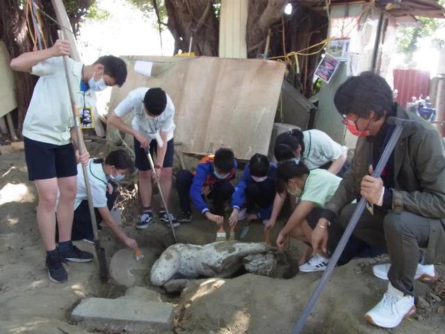 云林县学生考古挖出台湾著名工艺师江清露泥塑《美女倒水》