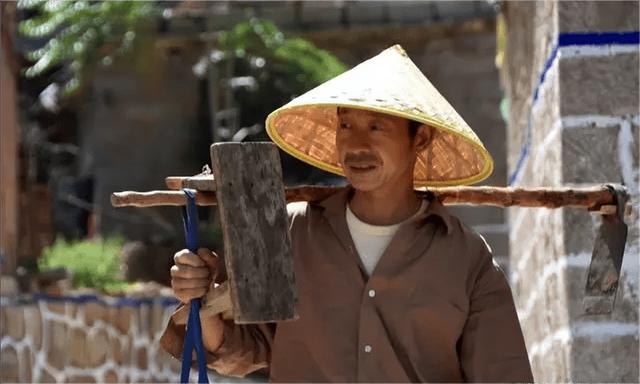 少女竟被大叔带到酒店，美女主动脱去衣服，献身五十岁的老男人!