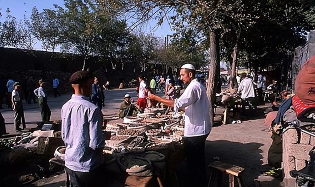 太罕见了!80年新疆照片：卖囊的街头老板，两位漂亮的新疆姐妹花