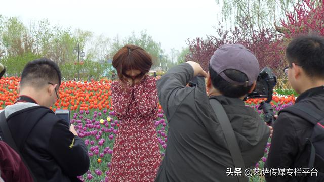 衣服真的隐身了泰安花海，校花爱秀等你来秀