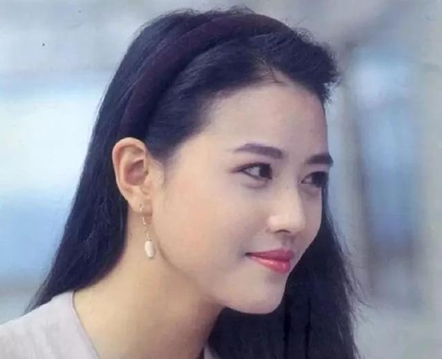 除了beautiful，如何更有逼格地夸妹子长得美？