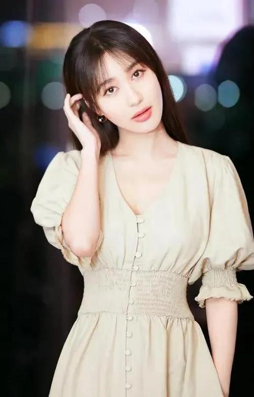 “最美蜜桃臀”李菲儿：凭屁股出名，如今却靠擦边照片博热度！