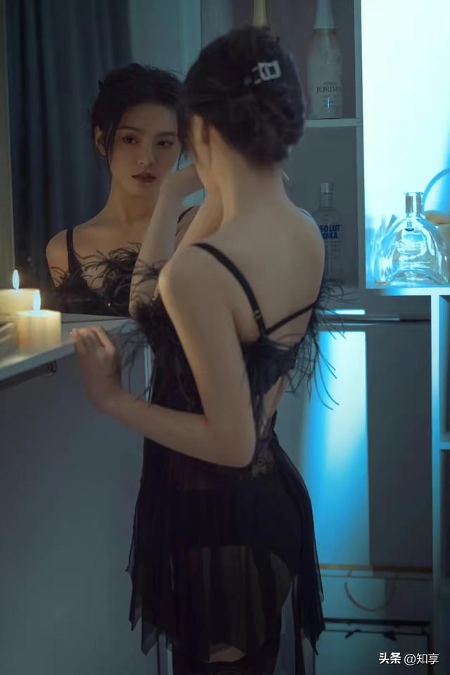 魅力夜光，黑裙吊带美女夜晚室入拍摄写真