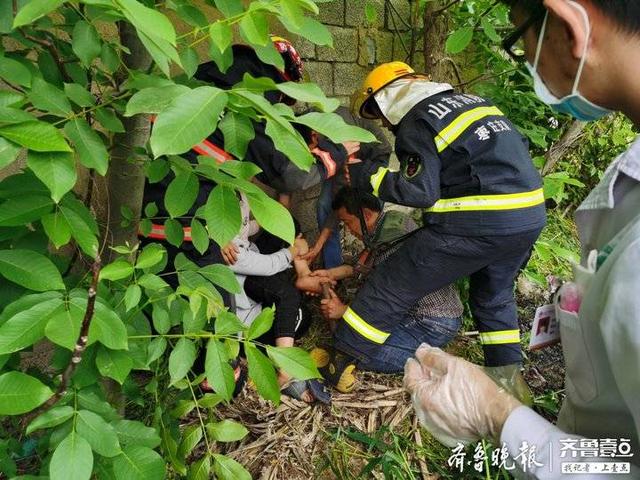 揪心！枣庄一小女孩在麦地被耙子扎穿脚底