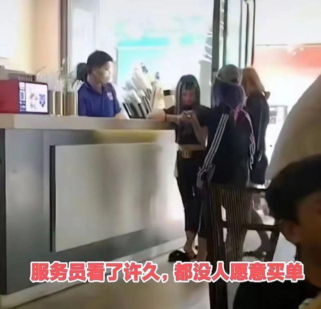 福建4位美女买奶茶站10分钟，旁边男子：她们凑不出一杯奶茶钱