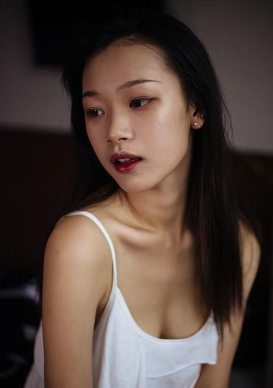 人像摄影：清纯靓丽的吊带睡衣美女写真