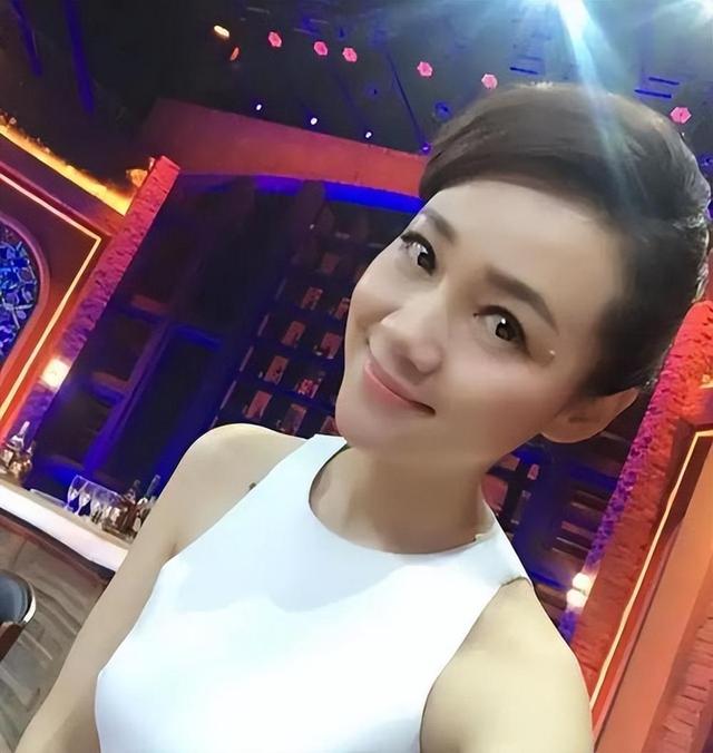 她是著名美女主持人，嫁给神秘老公生下三个孩子，50岁宛如少女